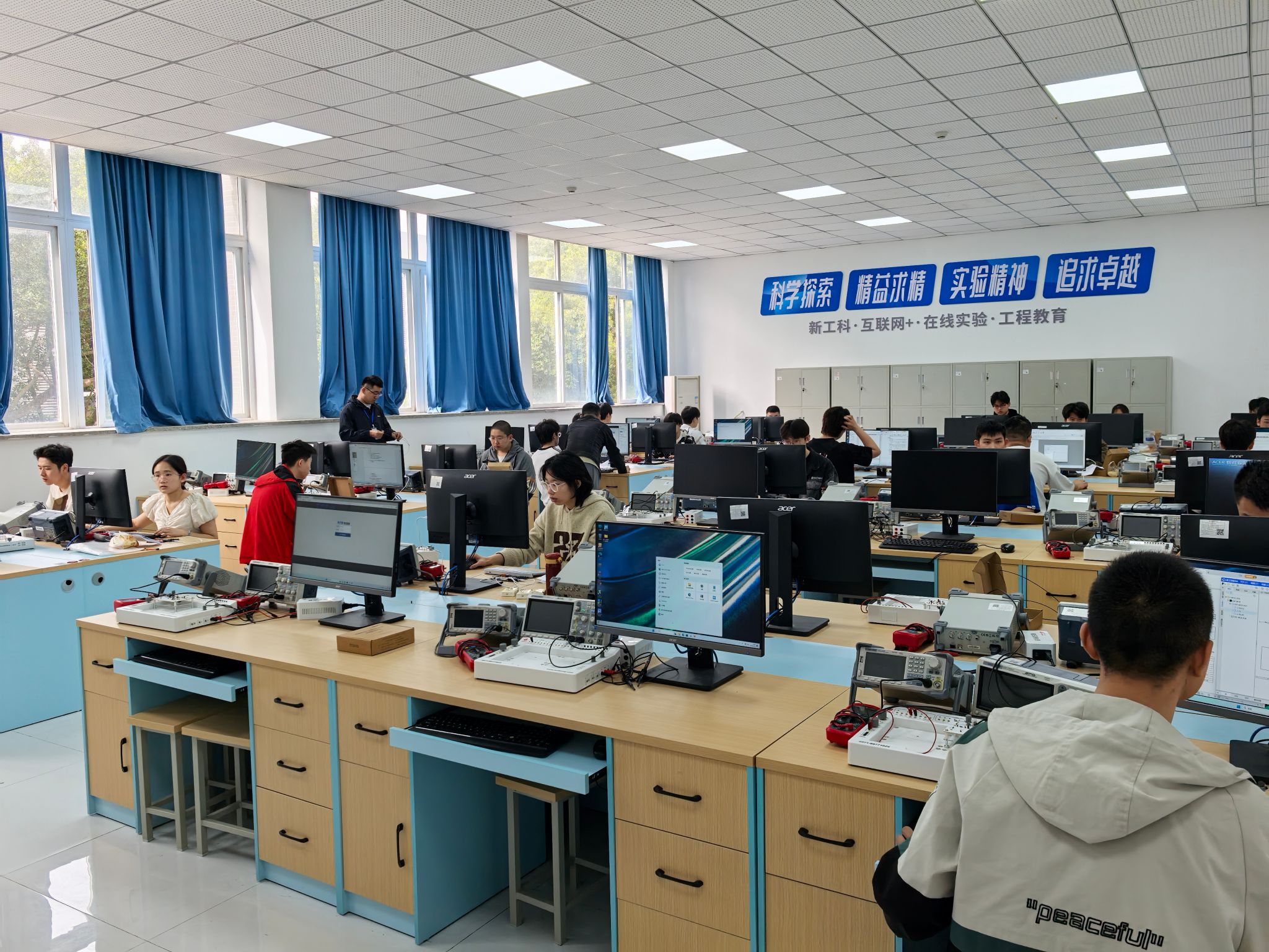 第十六屆藍(lán)橋杯省賽圓滿落幕 重慶移通學(xué)院雙校區(qū)聯(lián)動(dòng)承辦千余人軟件開發(fā)競(jìng)技盛事